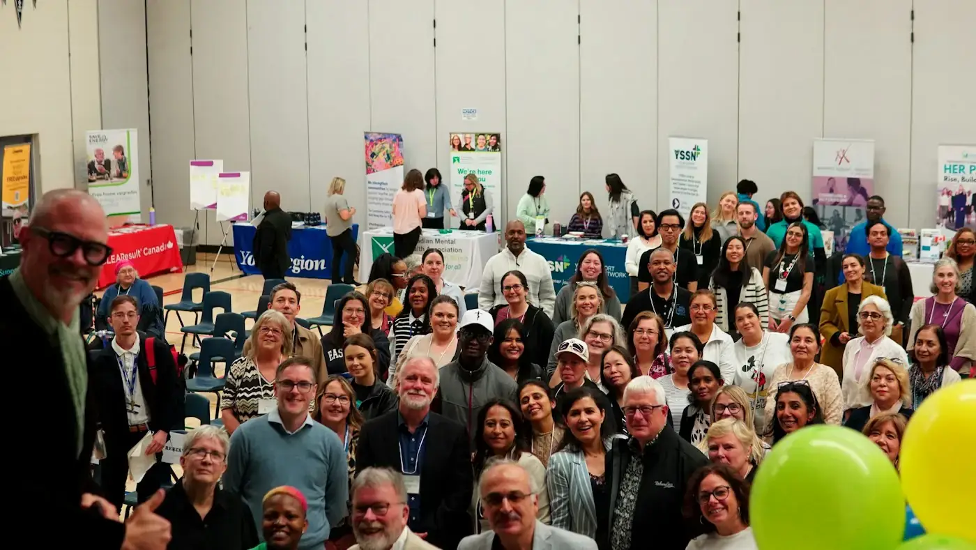 Gran grupo de personas en un encuentro